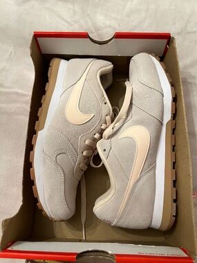 Nike Wmns MD Runner 2 SE 'Guava Ice Gum' 7.5